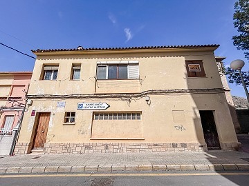 Grand Projet de Rénovation avec Option Commerciale et 2 Appartements