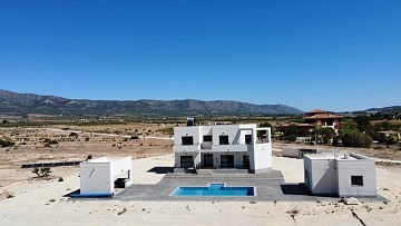 Fertig in 5 Monaten Neubauvilla mit Gästehaus und Pool