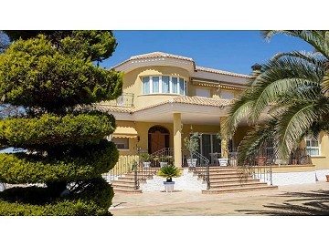 Impresionante villa de 6 dormitorios y 4 baños en Yecla.