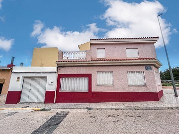 Encantadora Casa de Pueblo con Garaje en Pinoso