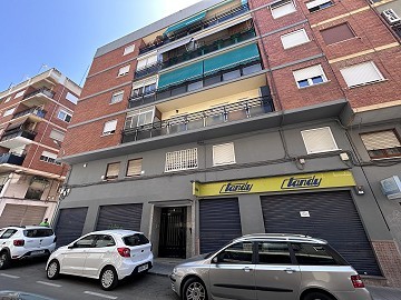 Cozy 4-Bedroom Apartment with Elevator and Balcony in Elda