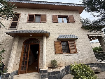Prachtige villa met 4 slaapkamers en 2 badkamers in een van de meest prestigieuze gebieden van Elda