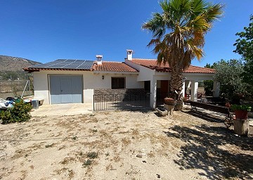 3 Bed 2 Bath Villa with 3 Bed 1 Bath Guest House in Salinas.