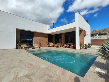 Beautiful New Build Villa including plot with pool in Jumilla.