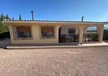 Fabelhafte 4-Bett-Villa mit eigenständigem Gästehaus in Sax