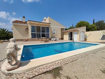 Hermosa villa española de 3 dormitorios con piscina en Fortuna.
