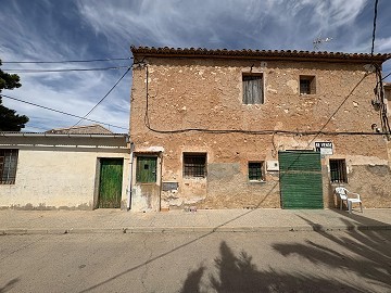 Amplia casa con garaje y gran parcela: Una casa con grandes posibilidades