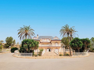 Wunderschönes privates Berganwesen mit Geschäftsmöglichkeit in Jumilla.