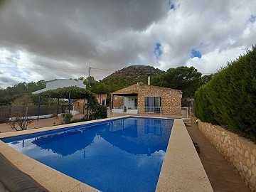 Preciosa casa de campo de 3 dormitorios y 1 baño en Yecla.