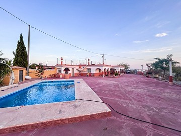 Villa with Pool and Half Cave with Barbecue and Garage in La Alcoraya