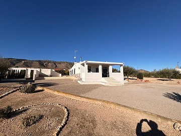 Stunning 3 bedroom country house with pool in Caudete