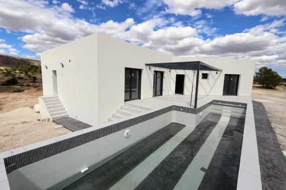 Nueva construcción de 4 habitaciones y piscina 8m