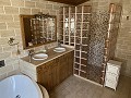 Groot landhuis met marmeren bedrijf en druivenplantage in  Dream Villas Alicante