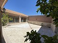 Groot landhuis met marmeren bedrijf en druivenplantage in  Dream Villas Alicante