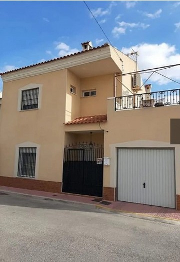 Prachtig herenhuis met 3 slaapkamers en 3 badkamers in Hondon de los frailes