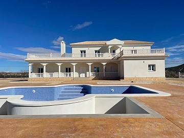 ¡Villa de nueva construcción con factor sorpresa!