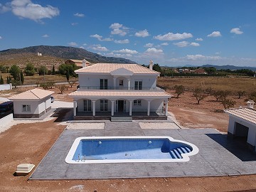 Villa de nueva construcción 195m2 con piscina y parcela