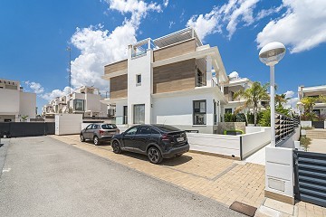 Schöne Villa mit 4 Schlafzimmern und 4 Bädern und Gemeinschaftspool in Ciudad Quesada