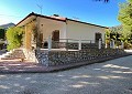 Villa mit 3 Schlafzimmern und 1 Bad in toller Lage mit Pool und Gästehaus auf 2 Etagen in Sax in  Dream Villas Alicante